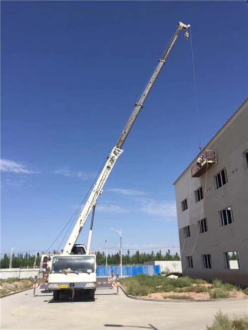 高州市“轻装强干”—— 吊车的 “轻量化臂架” 技术